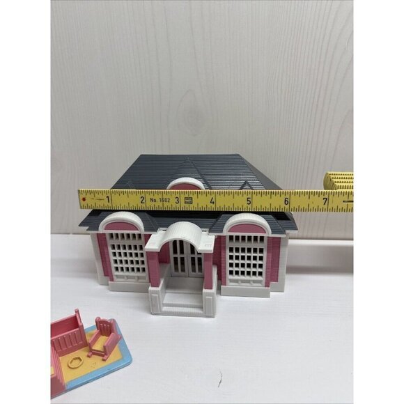 My Pretty Dollhouse Pink Palace Set Vintage 1994 Lewis Galoob w/extra figures - Picture 3 of 11